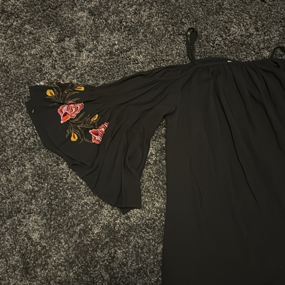 Black Off Shoulder Blouse w/ Floral Design Flowing Sleeves by Feathers Size 2X - Picture 6 of 6